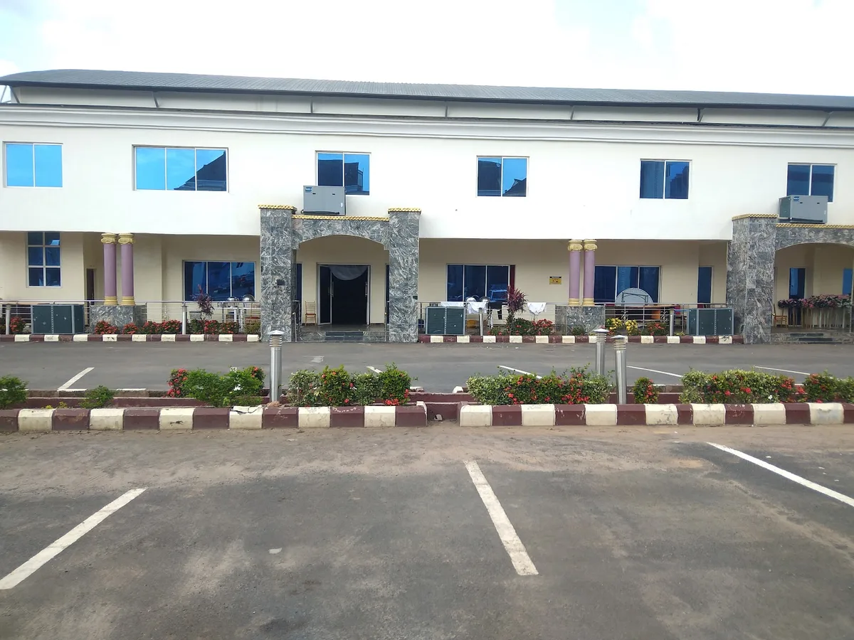 DePeace Hotel and Suites — photo