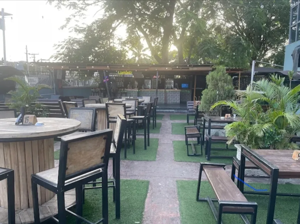 Sluggers Sports Bar & Lounge — photo