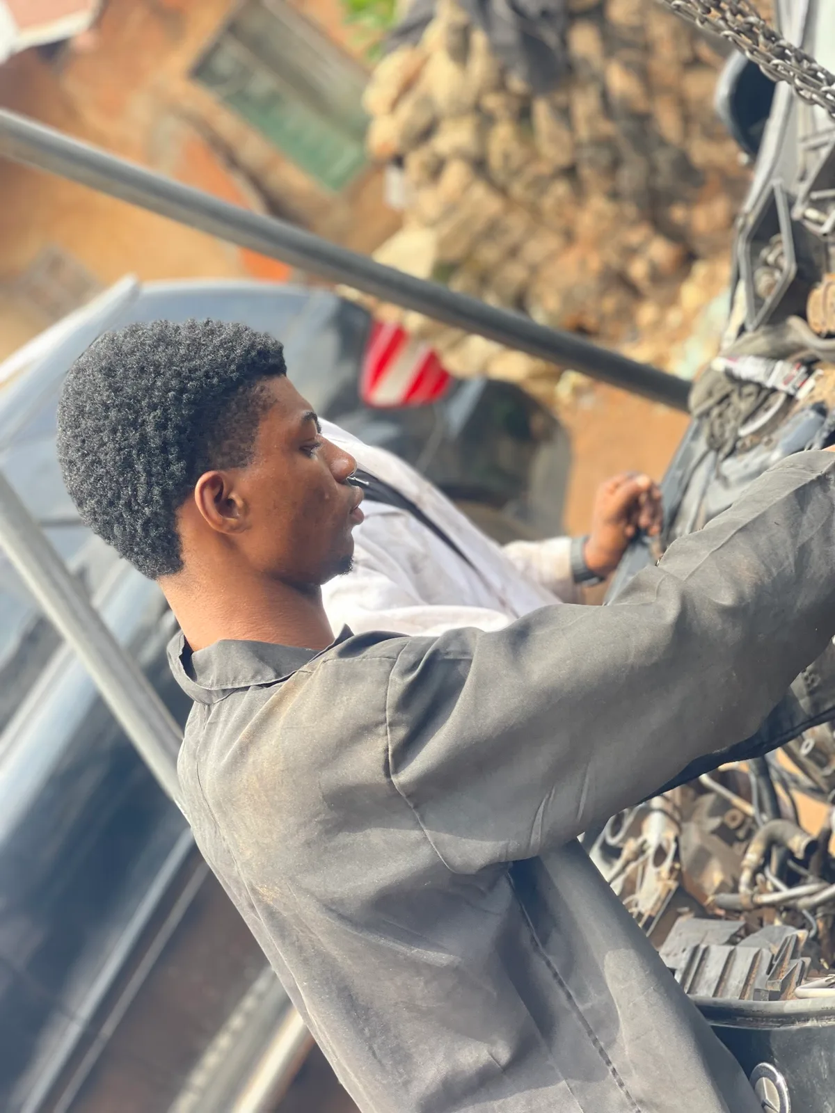 Auto specialist on Mercedes-Benz BMW, Lexus Range Rovermechanic/electrician — photo