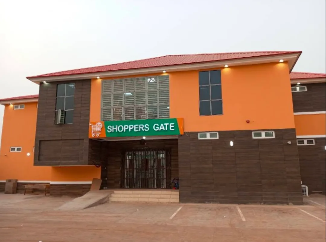 SHOPPERS GATE — photo