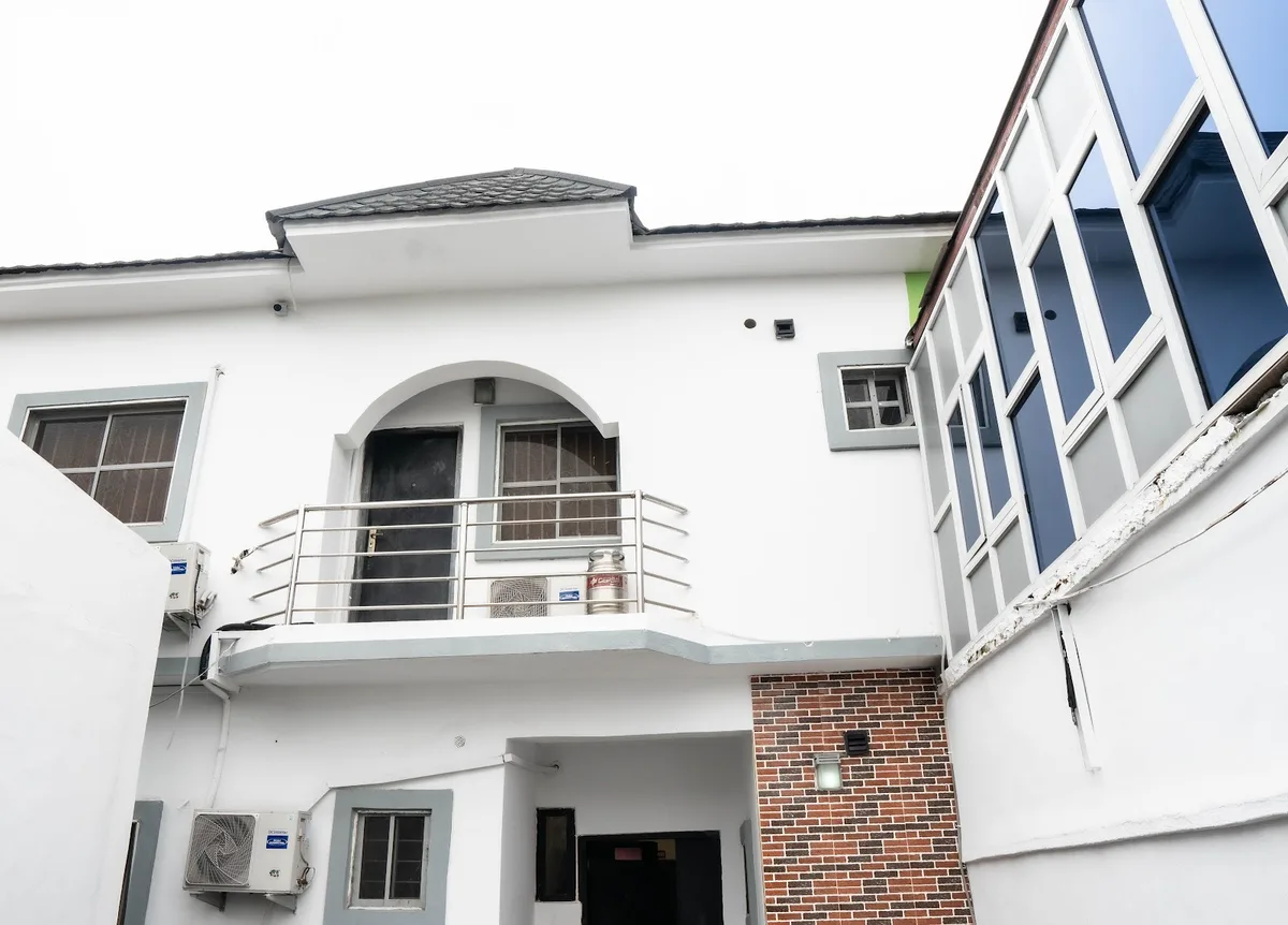 DelMor Shortlet Apartments. Pleasant apartment with AC in lively Lekki — photo