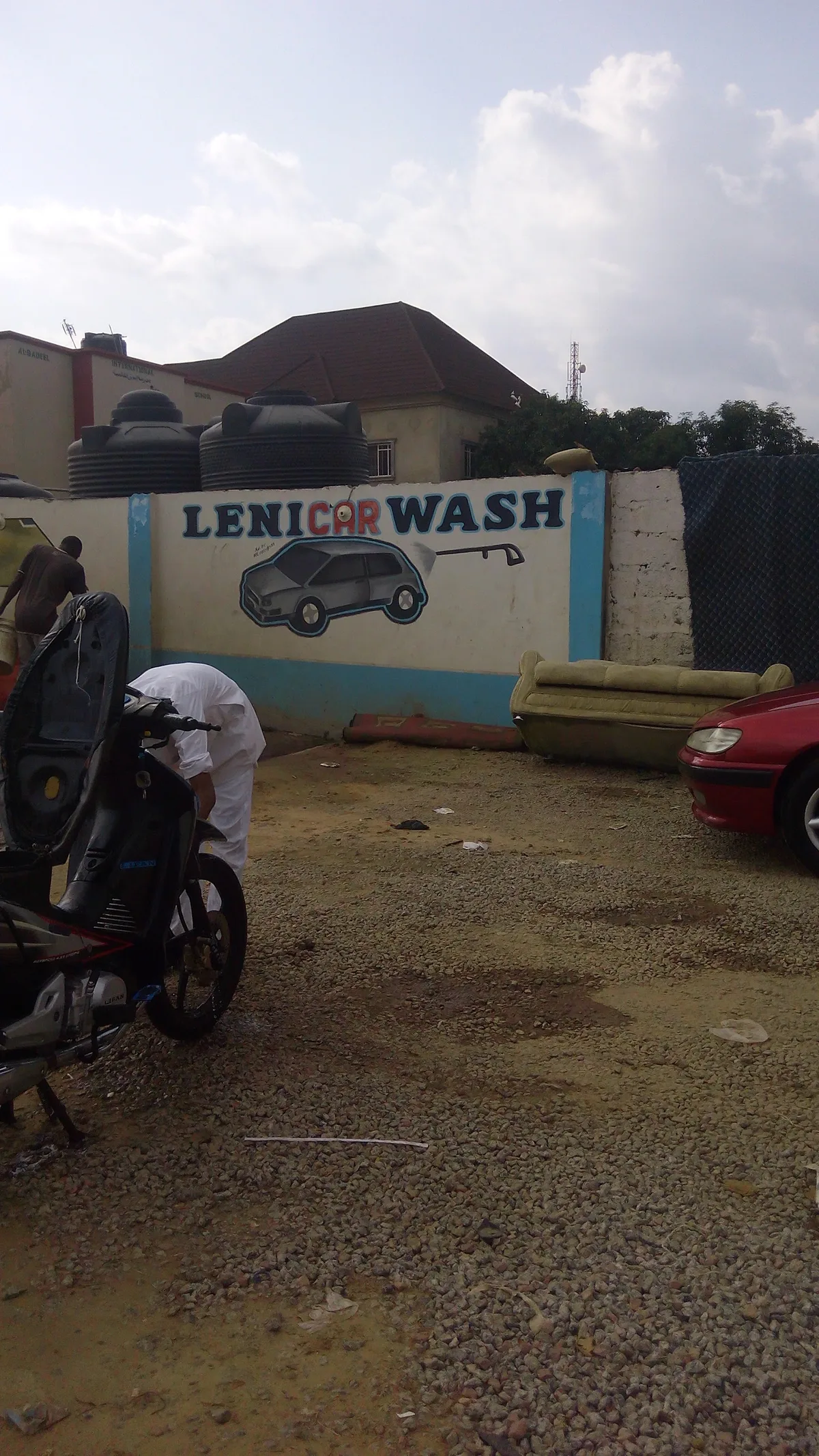LENI CAR WASH — photo