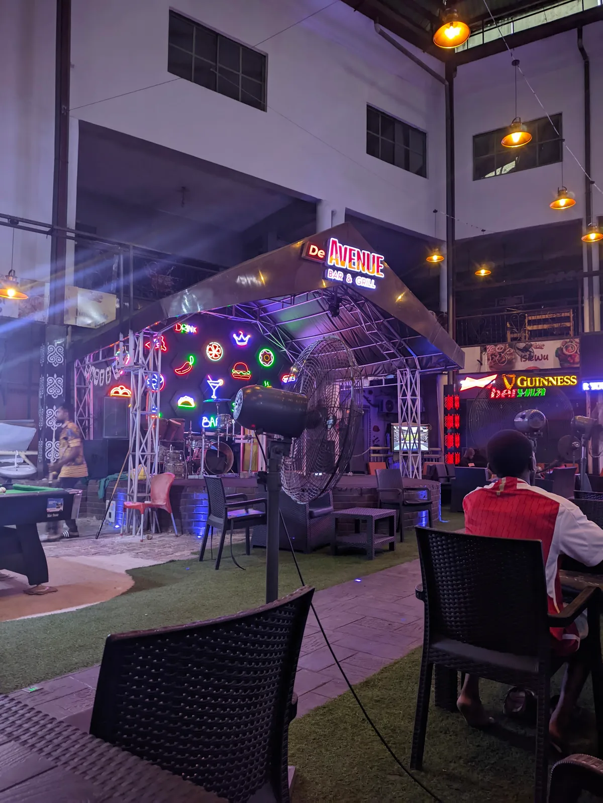 De Avenue Bar & Grill — photo