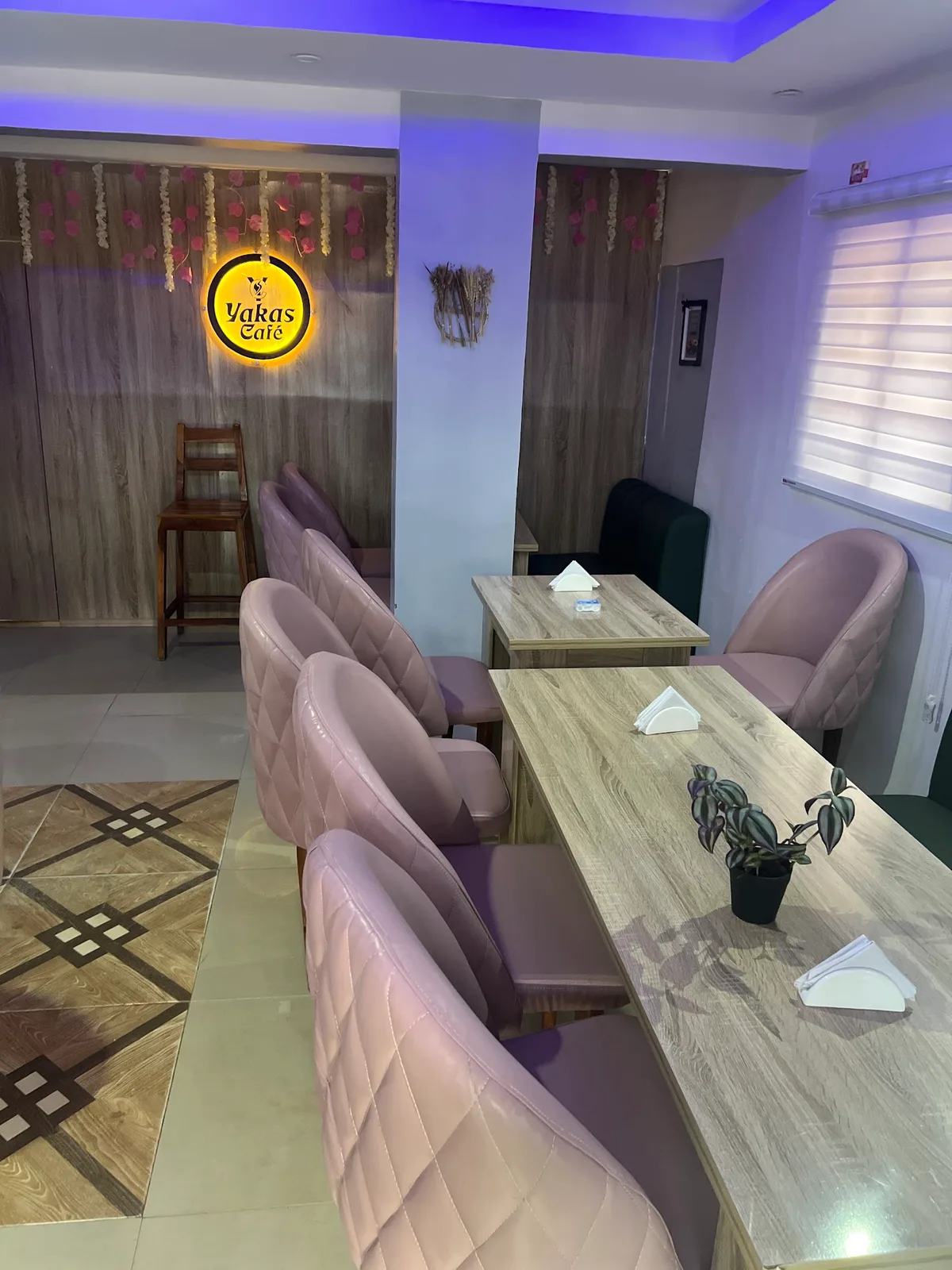 Yakas Cafe — photo