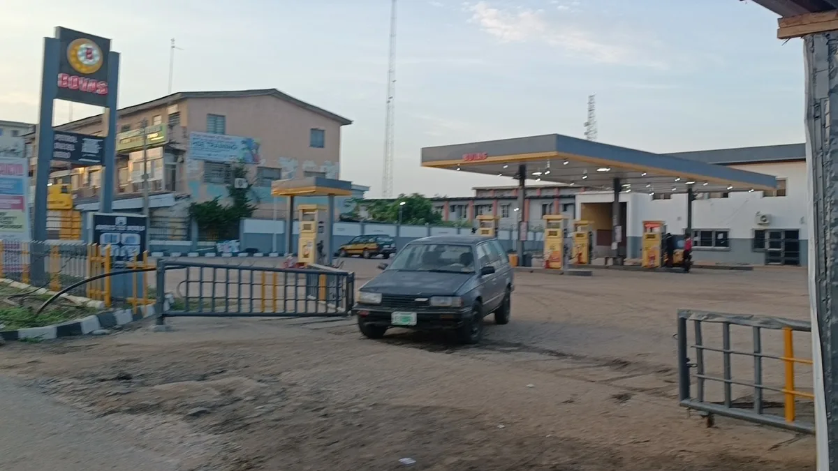Bovas Filling Station — photo