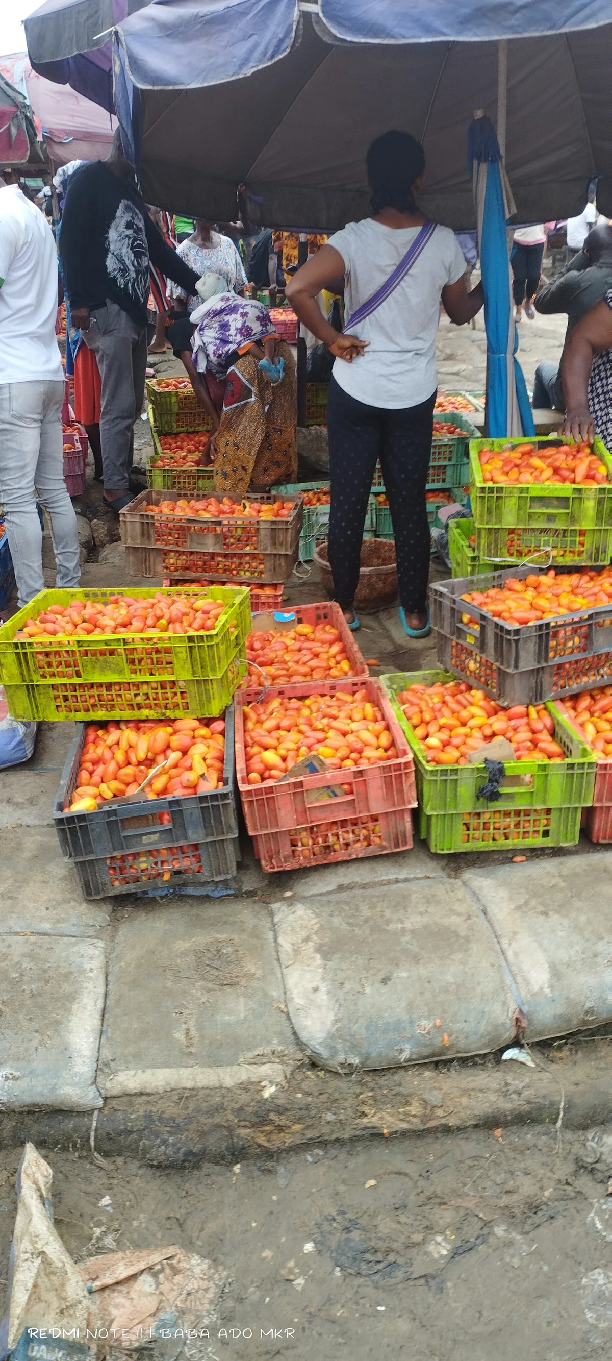 Mammy Market 5 tomotos market along sapale road warri bi 4 marcy city church — photo