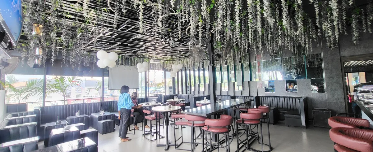 Bills Restaurant and Rooftop Lounge — photo