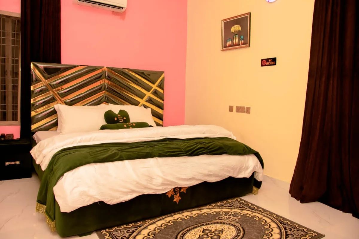 5 Star Saint Hotel photo 2
